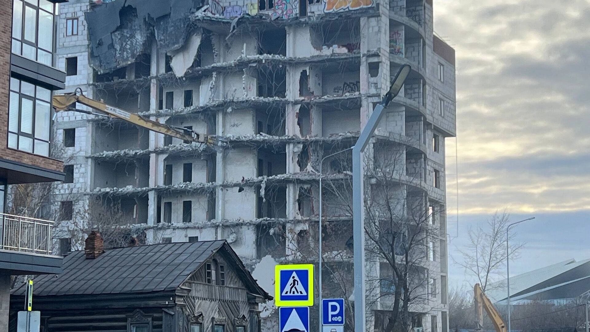 Долгострой у озера Кабан сносят: про него забыли на 16 лет