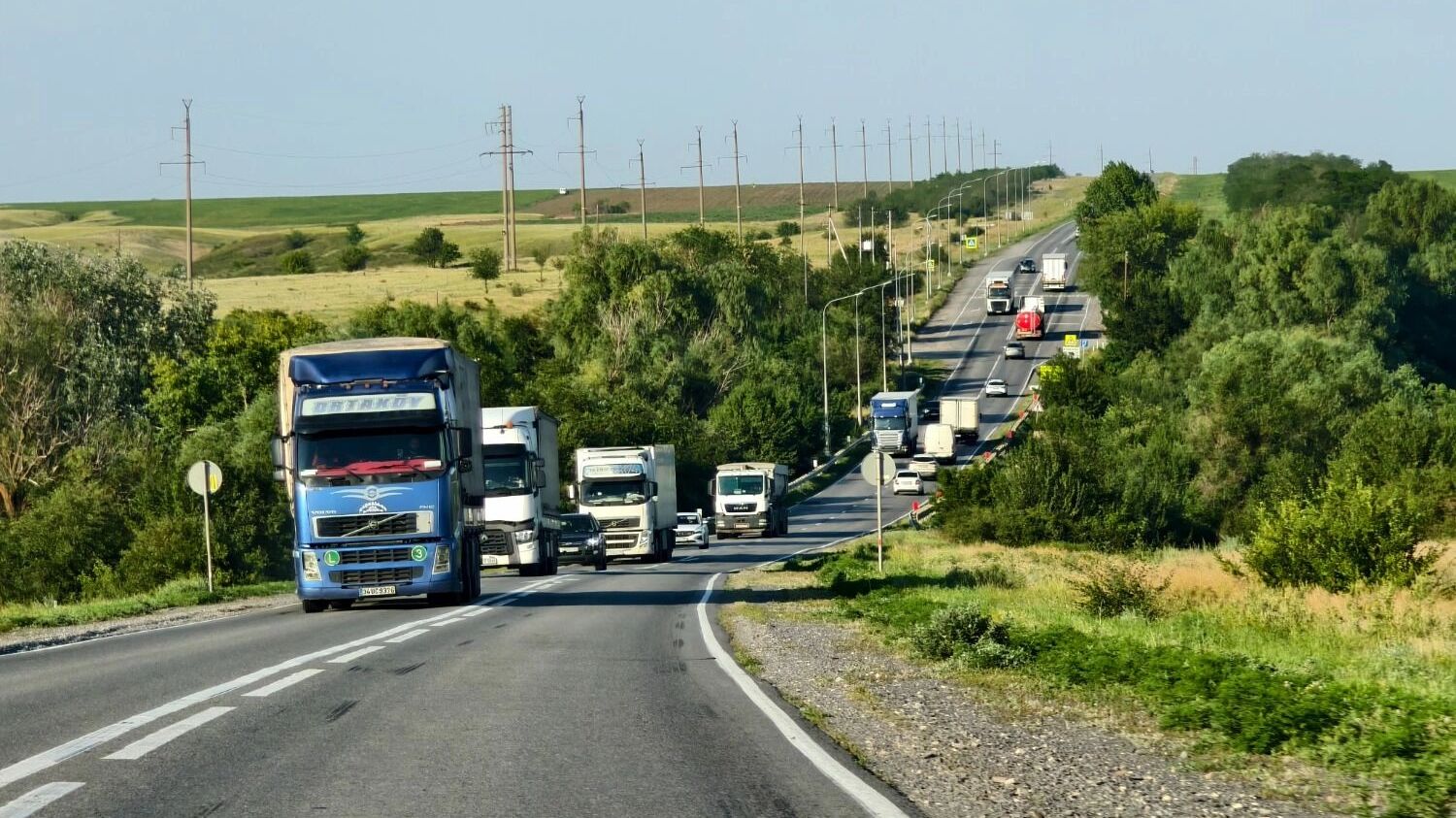 В таком состоянии находятся дороги по пути из Волгограда в Геленджик