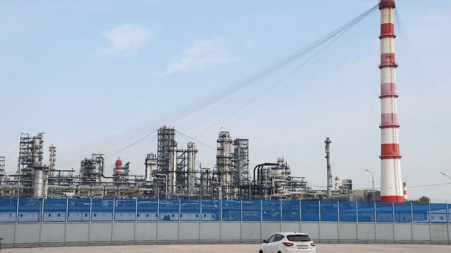 Бензин дешевеет. Когда россияне увидят (и увидят ли) это на АЗС?