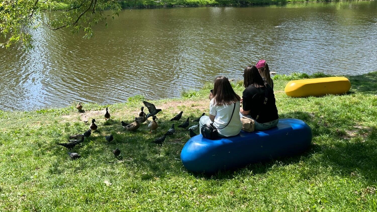 На фото: семья отдыхает на берегу