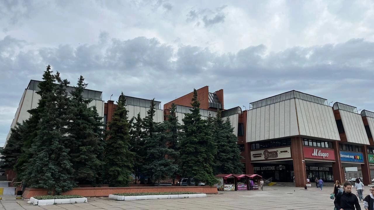 Так выглядел ТЦ с 2 рядами елей