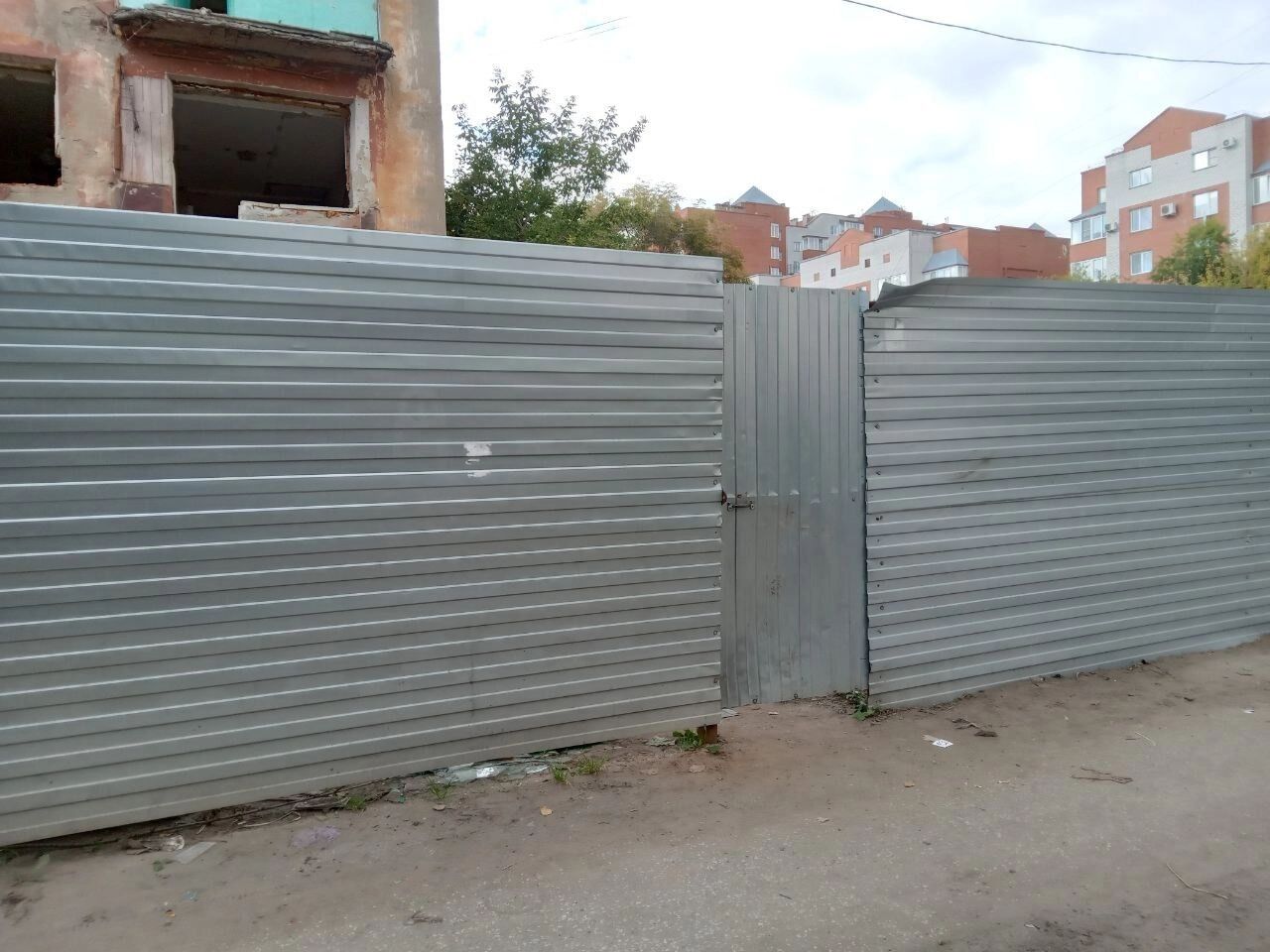 Калитка не&nbsp;закрывается, в&nbsp;нее заходят бомжи