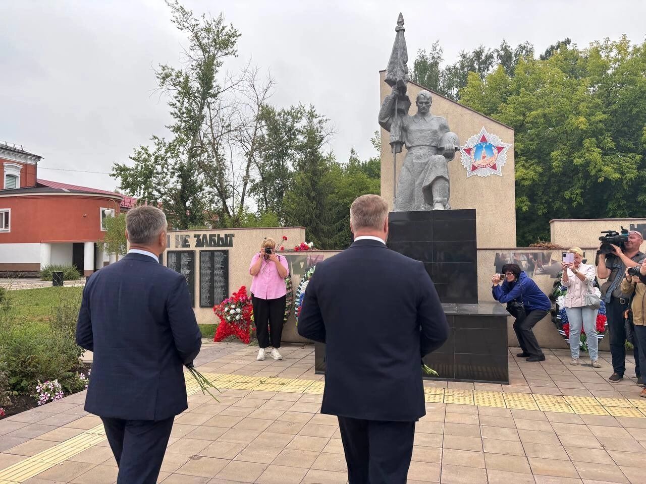 Возложение цветов к Вечному огню в Володарске