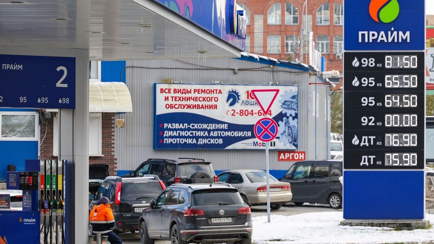 Абсолютно везде есть валютный след — от булки хлеба и бензина, для производства которых нужно импортное оборудование