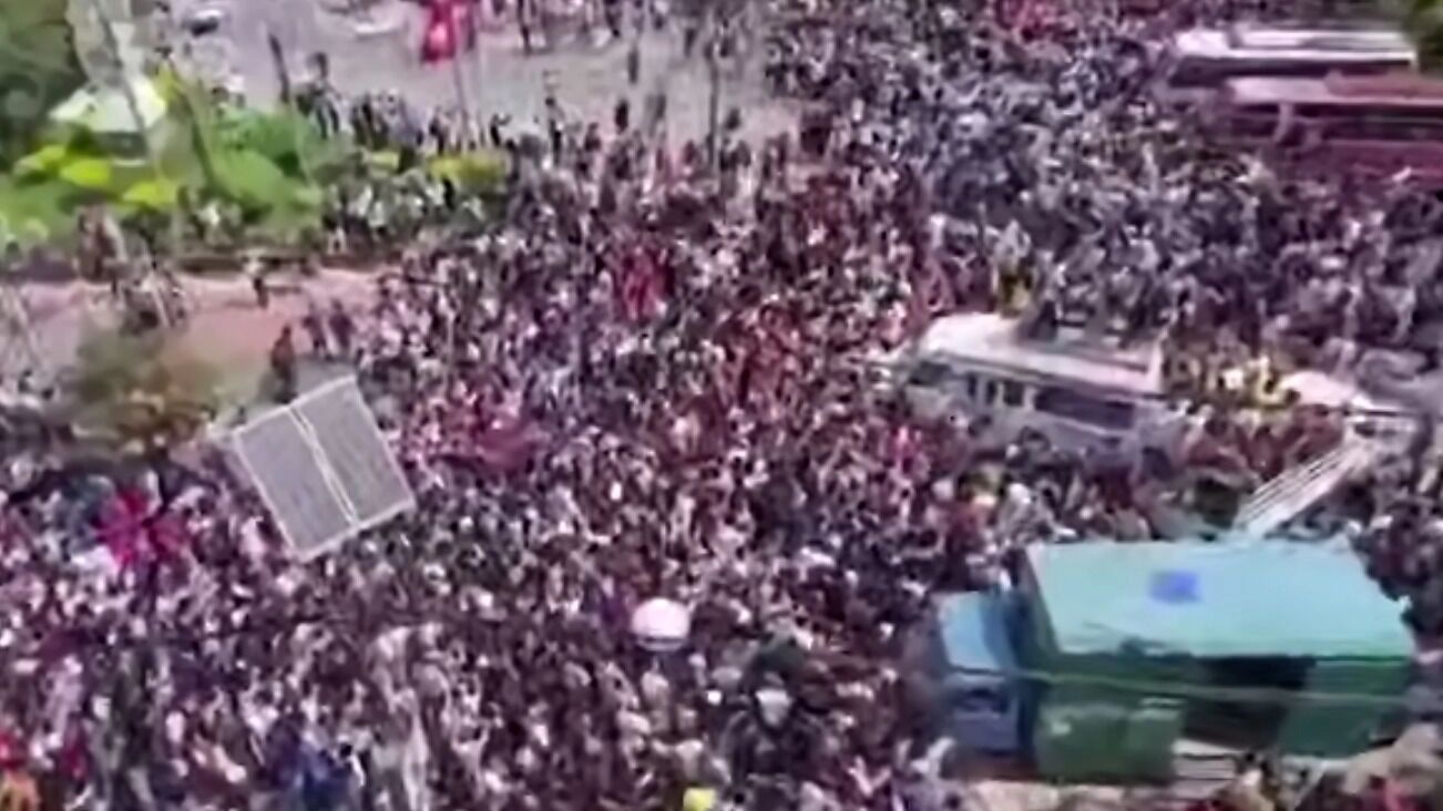 К чему может привести запрет соцсетей: правительство Непала бежит из страны