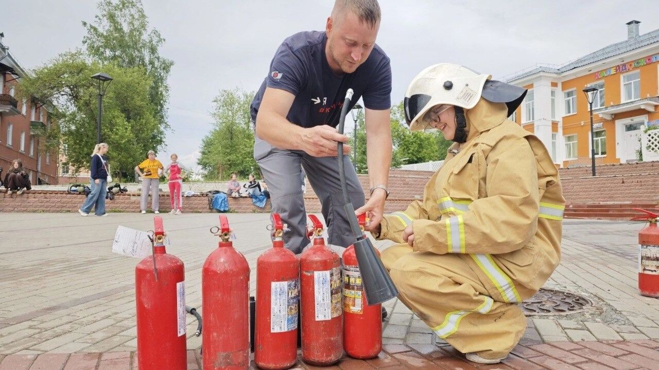 Металлурги ОМК в Чусовом научили подростков пользоваться огнетушителями