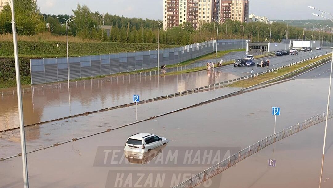 Ливень в Казани 3 августа: троллейбус в яме и «озеро» на платной дороге