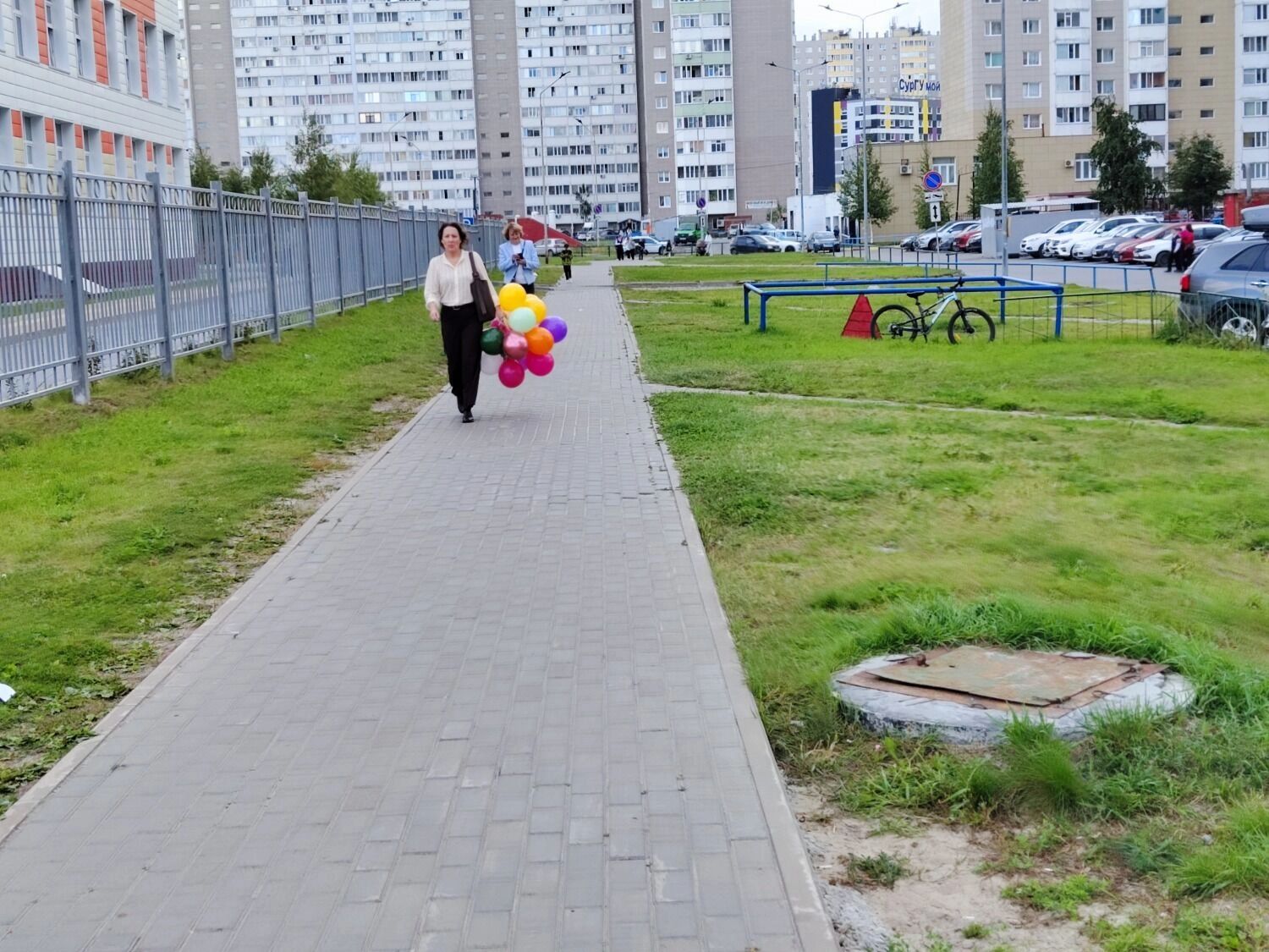 У школ многолюдно