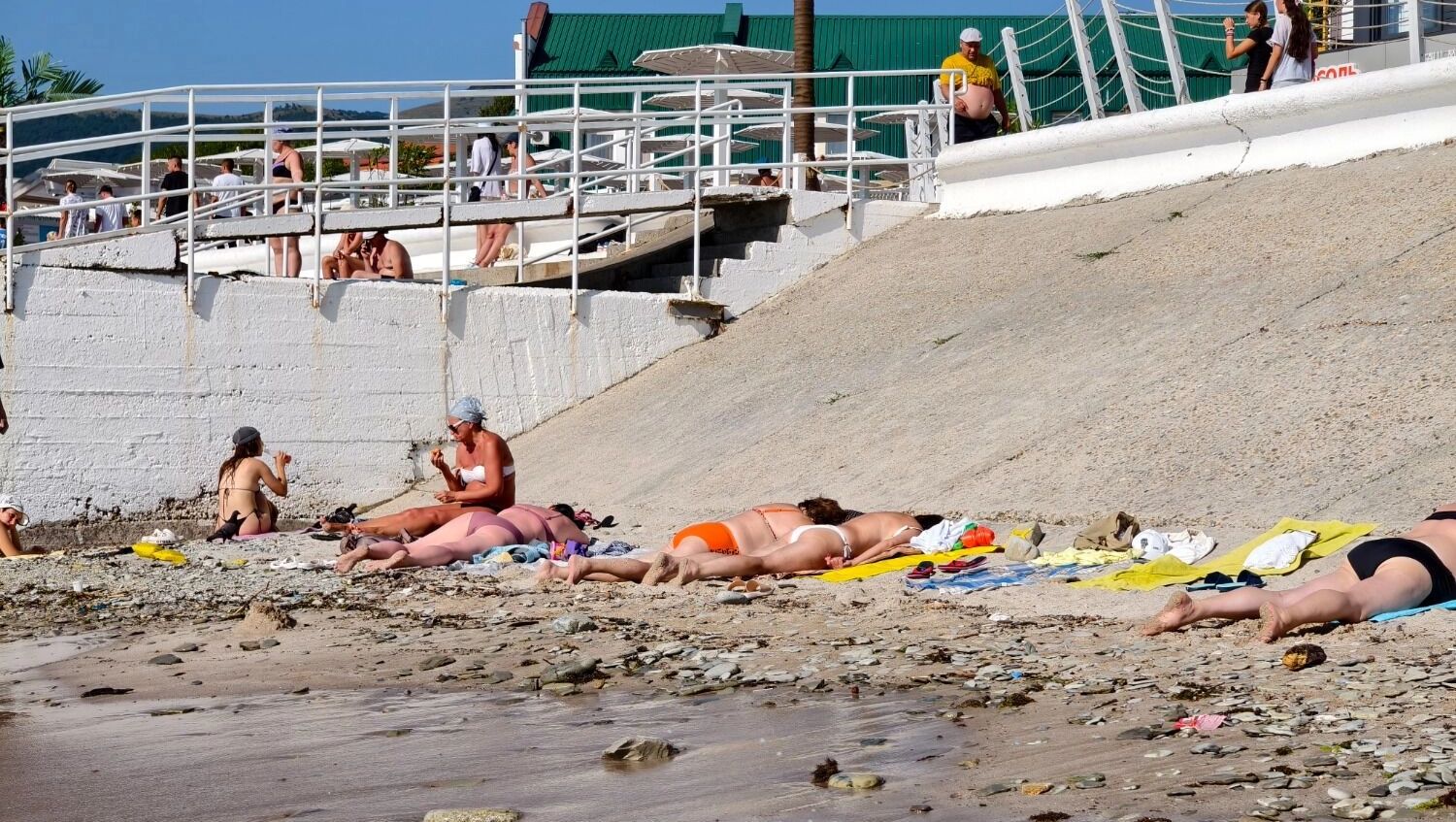 Вода на центральном пляже в Кабардинке