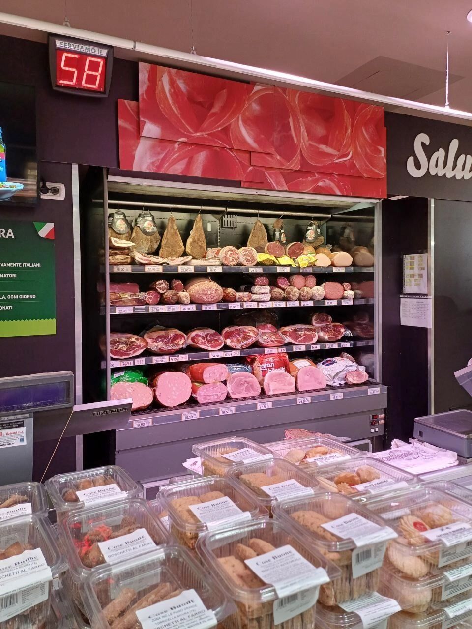 Продуктовый магазин в Риме