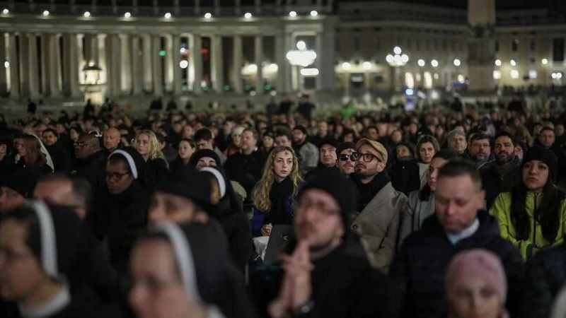 Сначала католики молились за здоровье папы Франциска, теперь — за упокой его души