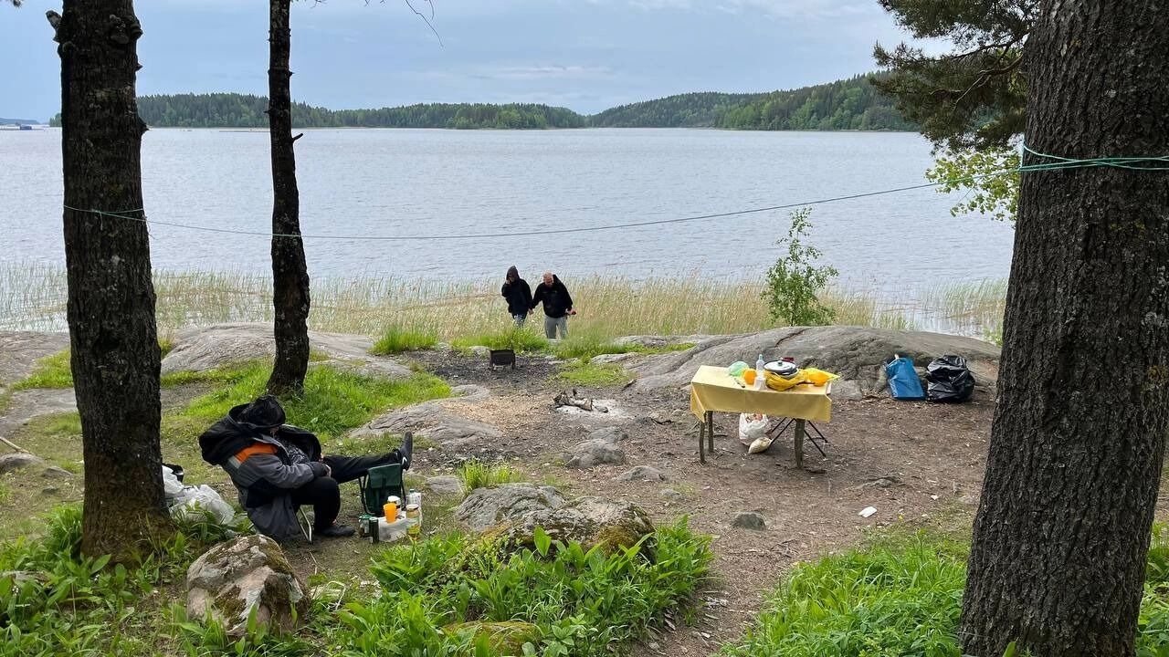 Некоторые любители отдыха на природе даже спят и обедают на свежем воздухе