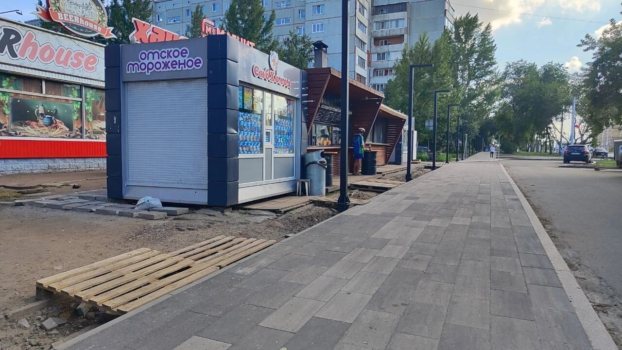 К ларькам теперь ведут деревянные понтоны