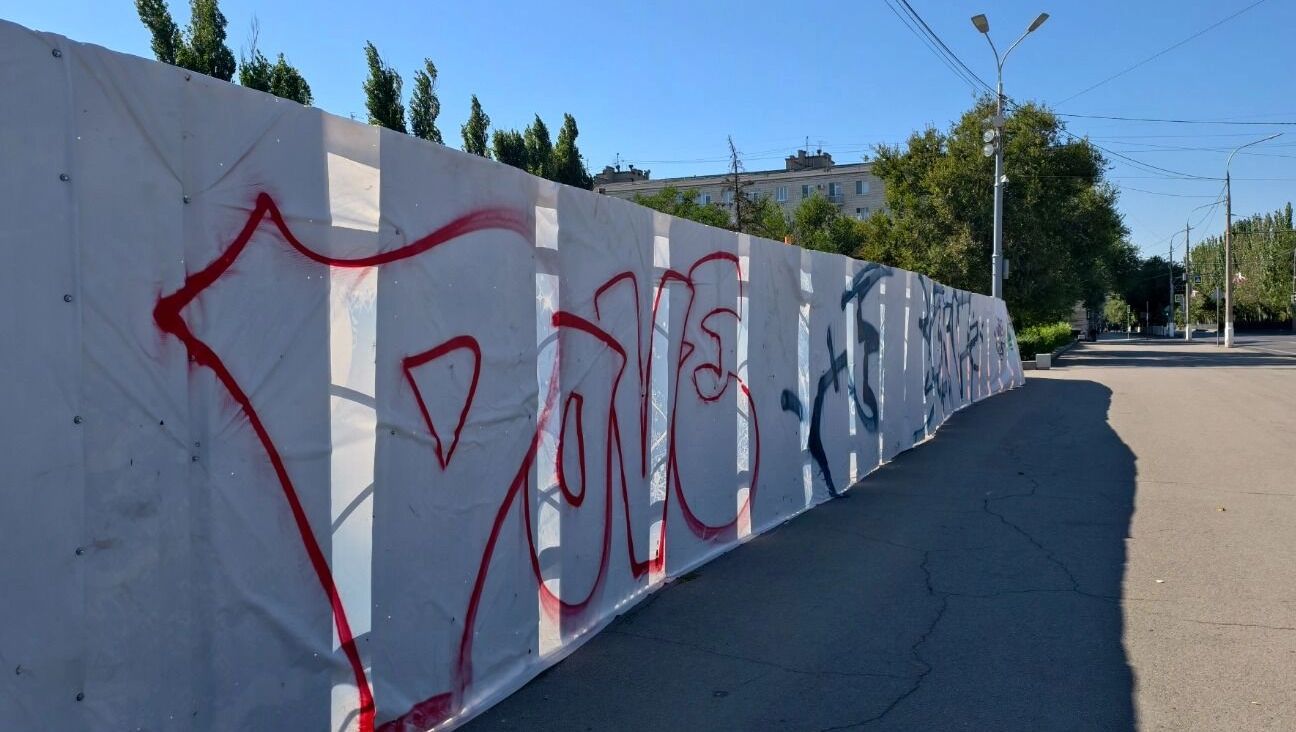 Теперь отреставрировать памятник обещают к 1 декабря