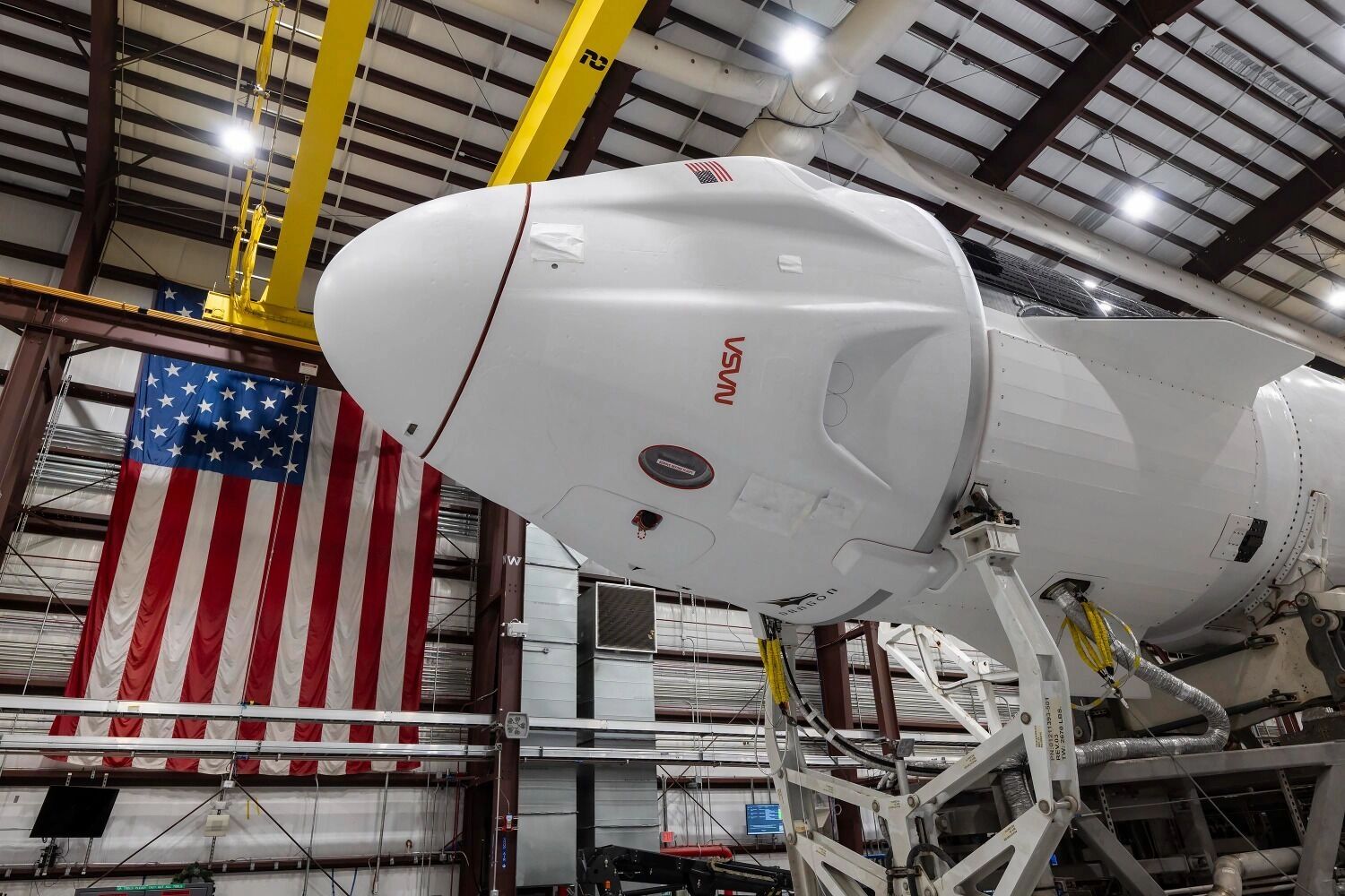 Crew Dragon в ангаре SpaceX
