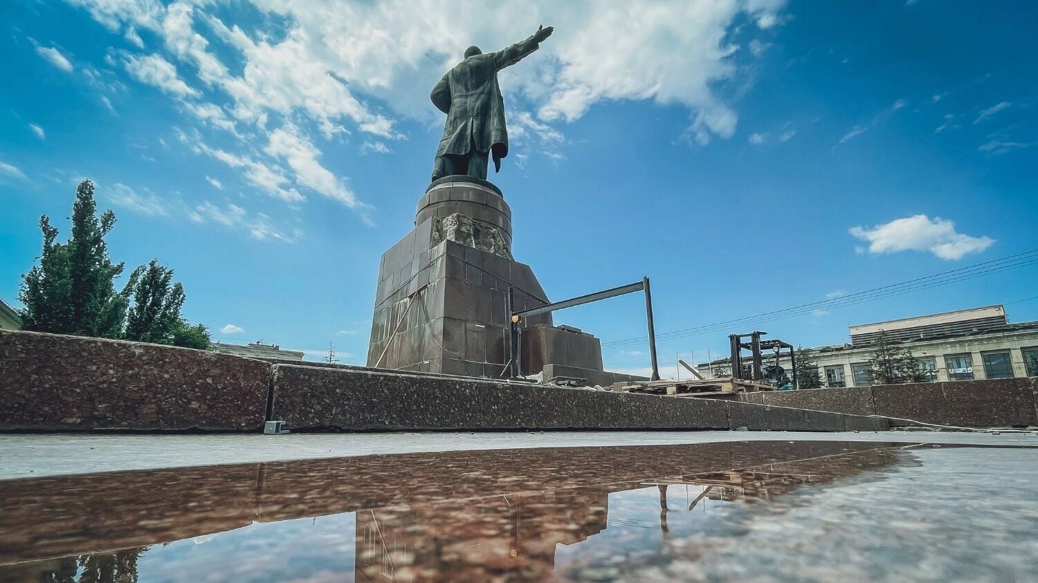 Реконструкция памятника Ленину завершится к концу лета 2025 года