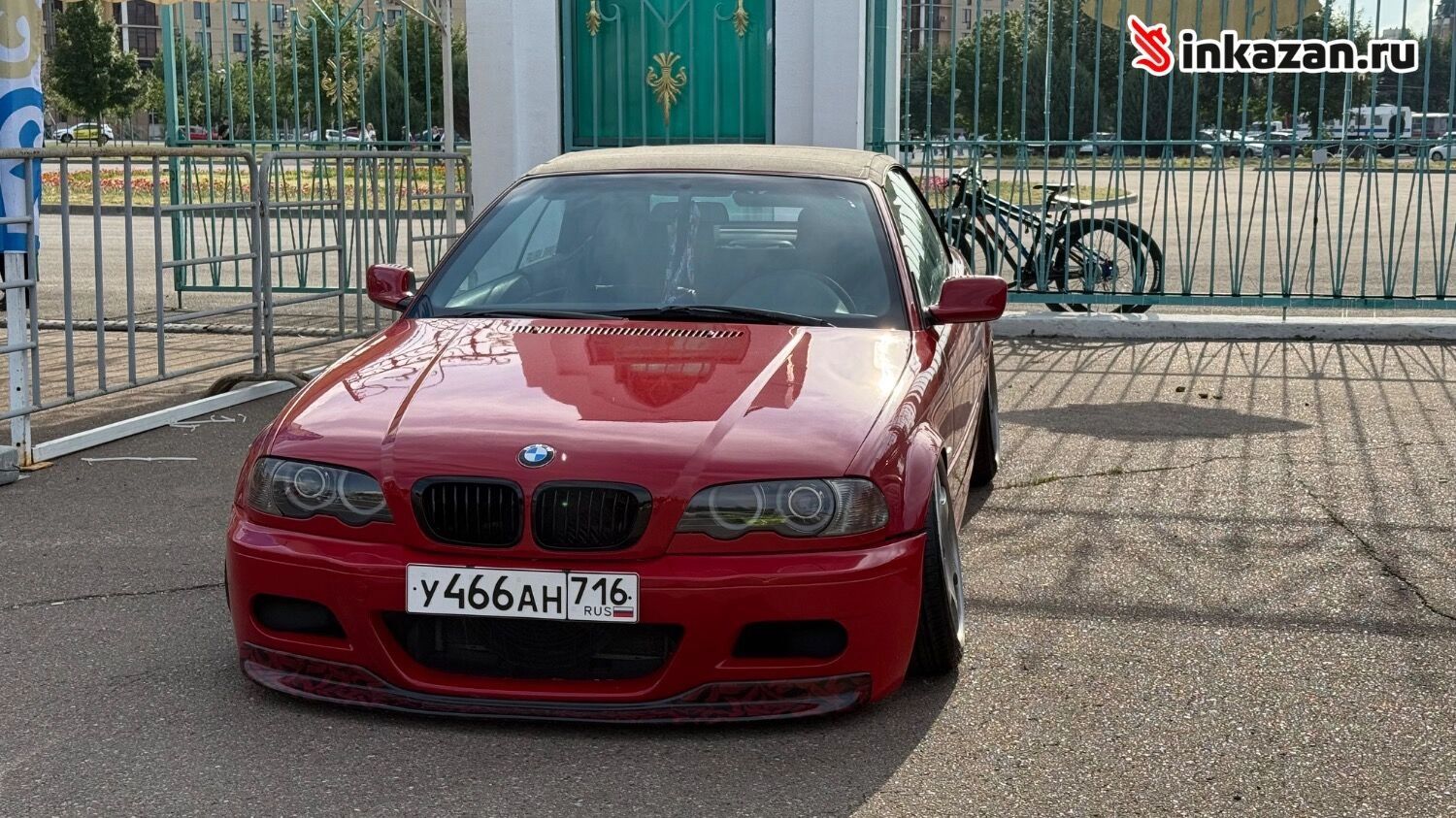Выставка гоночных автомобилей