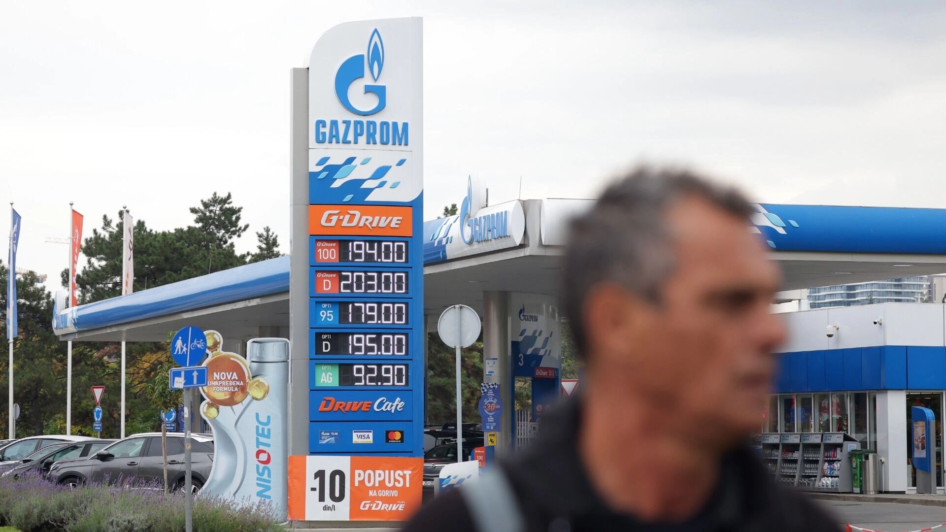 Бензин дешевеет. Когда россияне увидят (и увидят ли) это на АЗС?