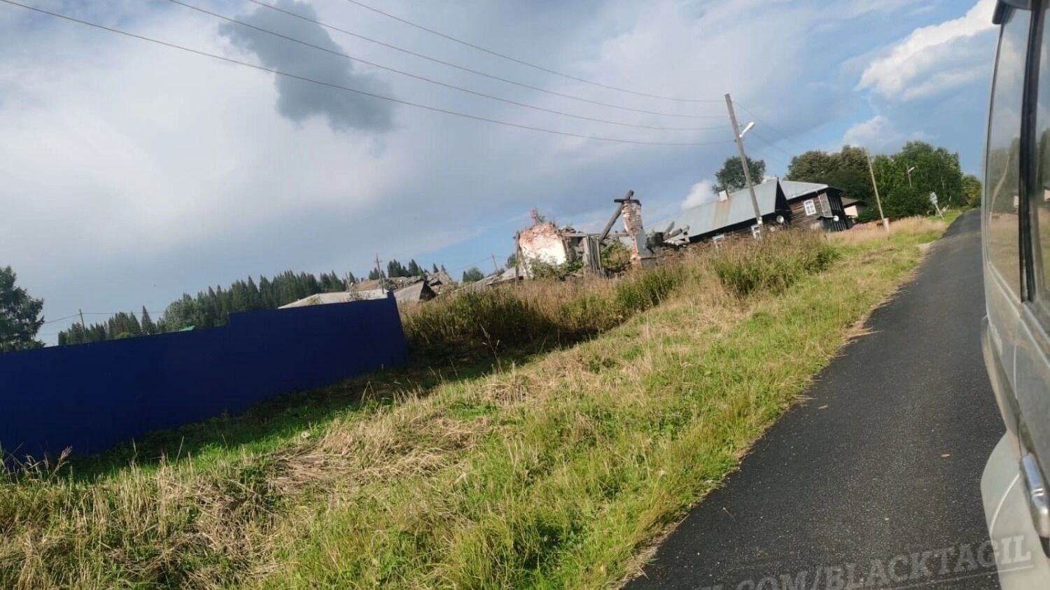 Руины особенно хорошо заметны на&nbsp;фоне новой дороги