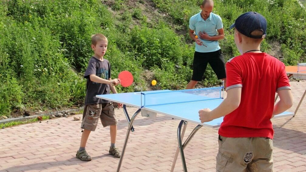 На&nbsp;фото: дети играют в&nbsp;настольный теннис