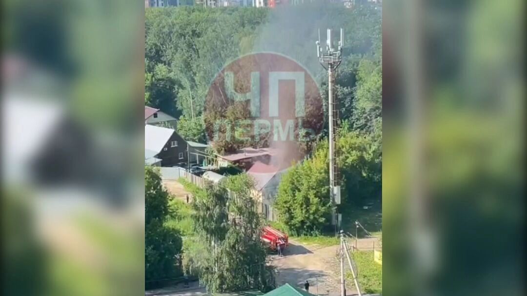 Из-за пожара в бане в Индустриальном районе Перми едва не сгорели соседние дома
