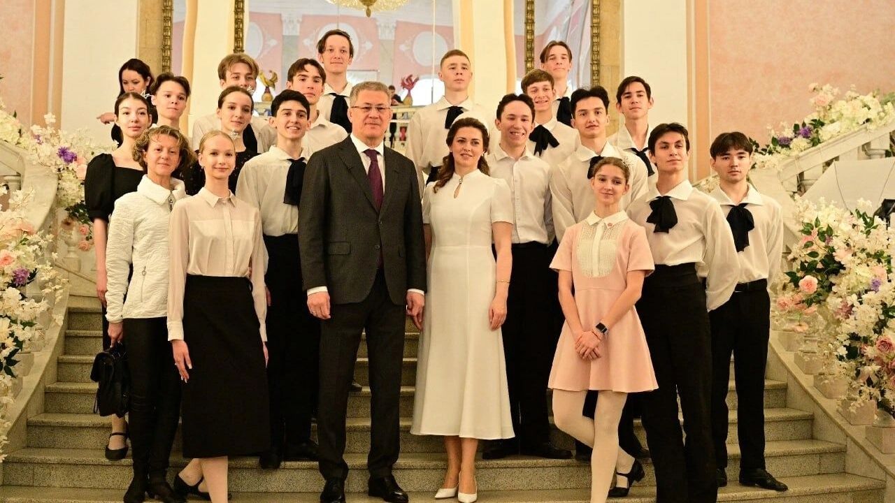 Каринэ Хабирова в своем гардеробе и манере держаться на публике напоминает принцессу Диану