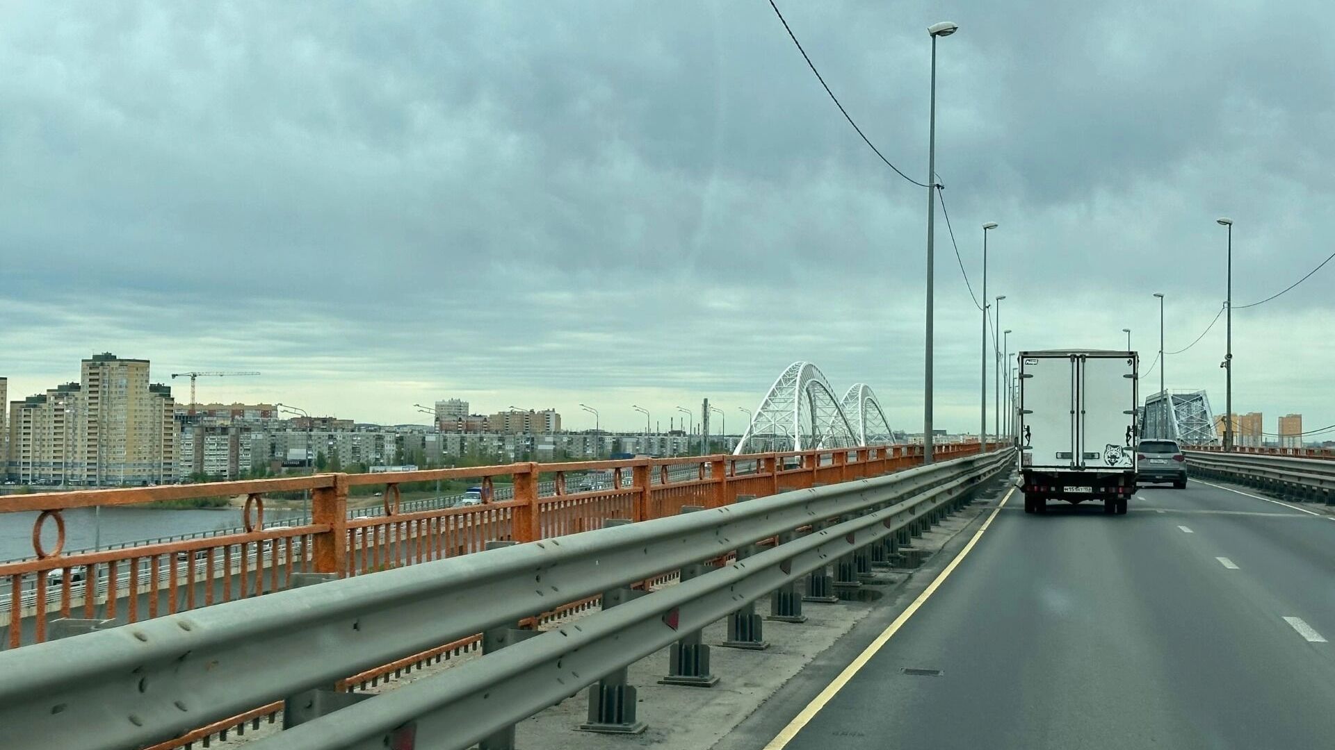 Сейчас движение по Борскому мосту возможно только по одной полосе