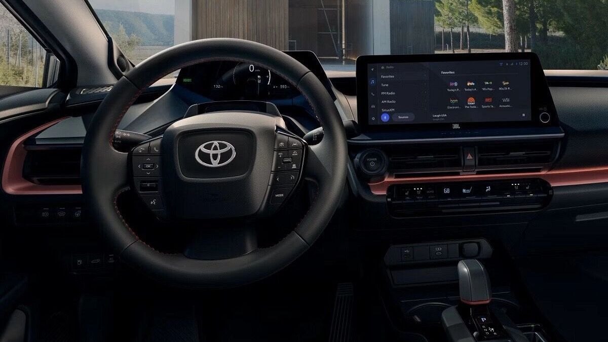 Первый гибрид от Geely: кому по нраву галактический звездолет для поездки в булочную?