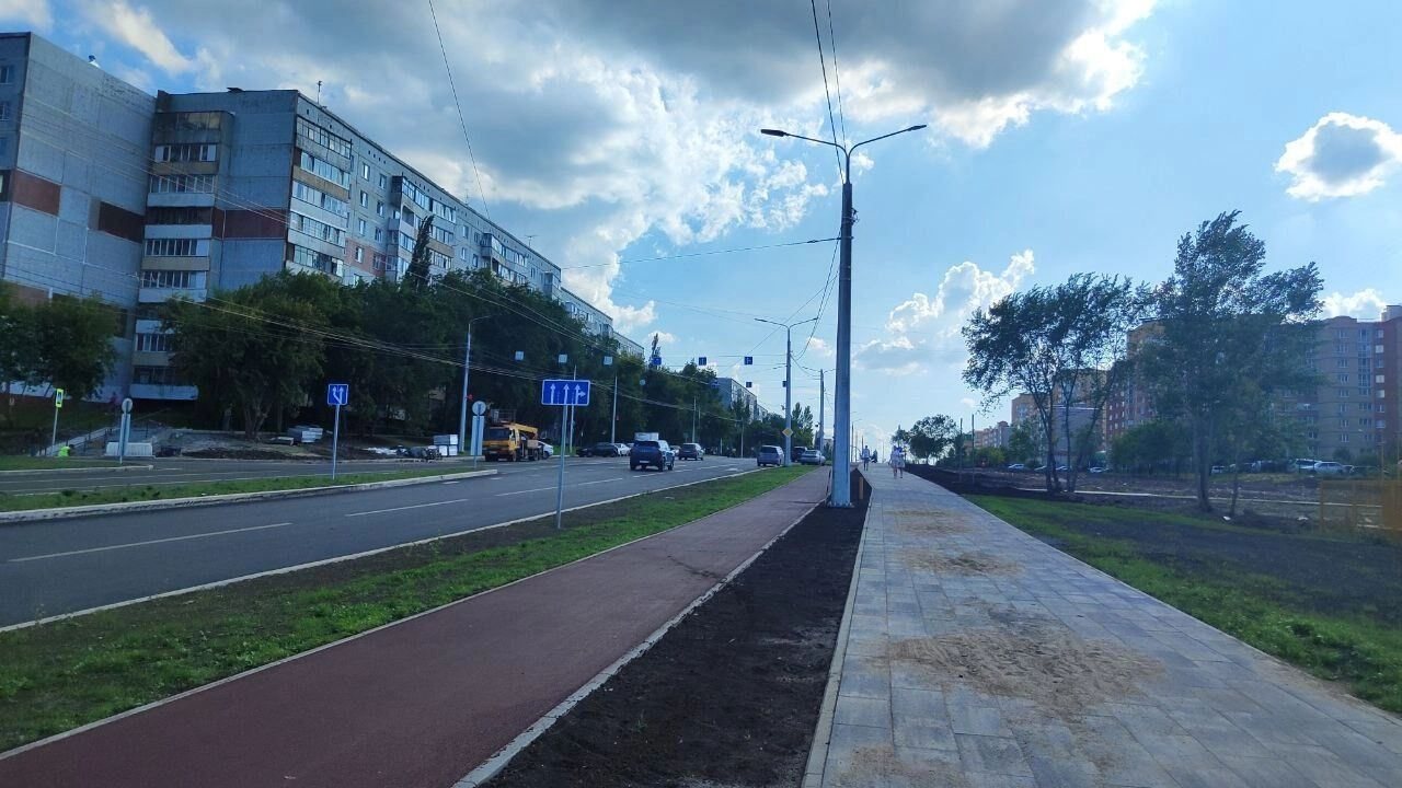 Кучи песка на пешеходных дорожках вдоль бульвара Архитекторов