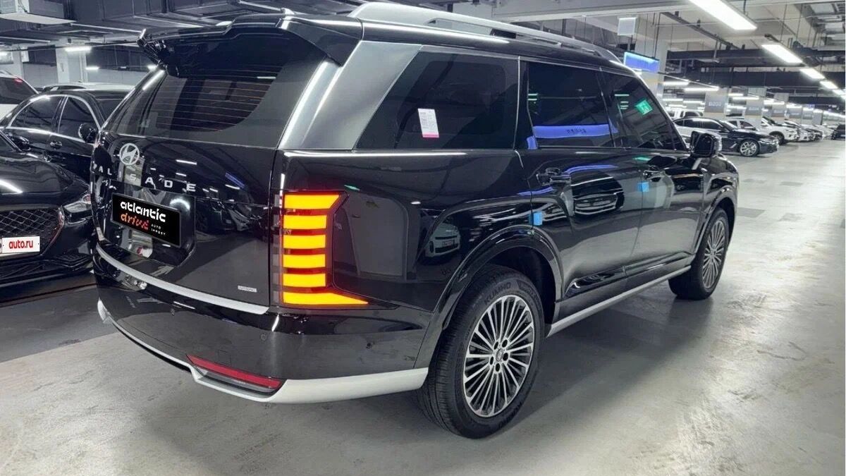 Вместо двух подфарников сзади и спереди Hyundai Palisade второго поколения светит 20-ю лампами 