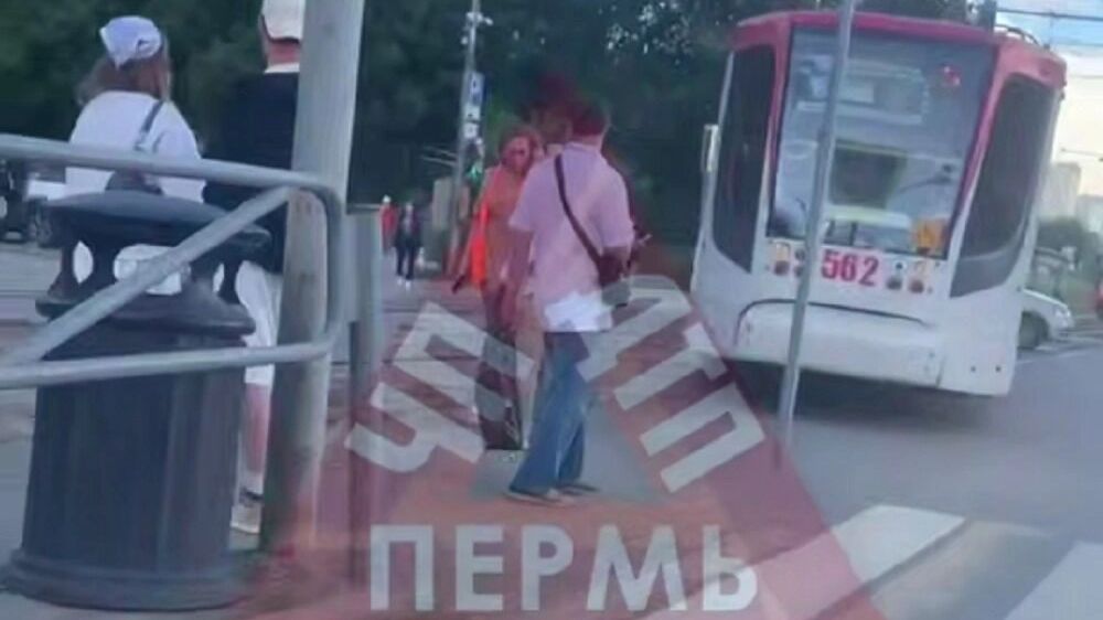 В центре Перми с рельсов сошел трамвай. Никто не пострадал