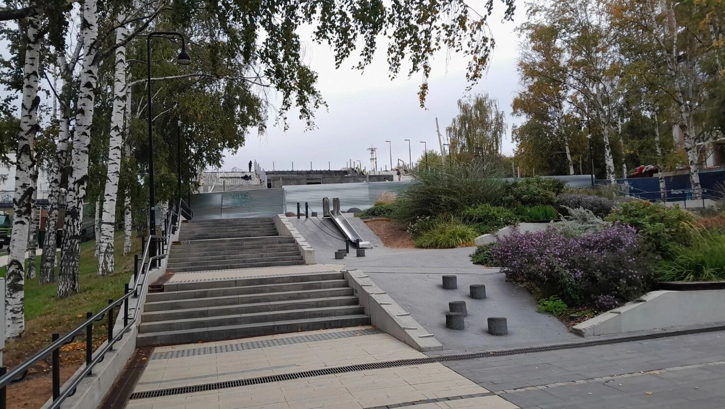 Вид на пешеходный мост со стороны эспланады