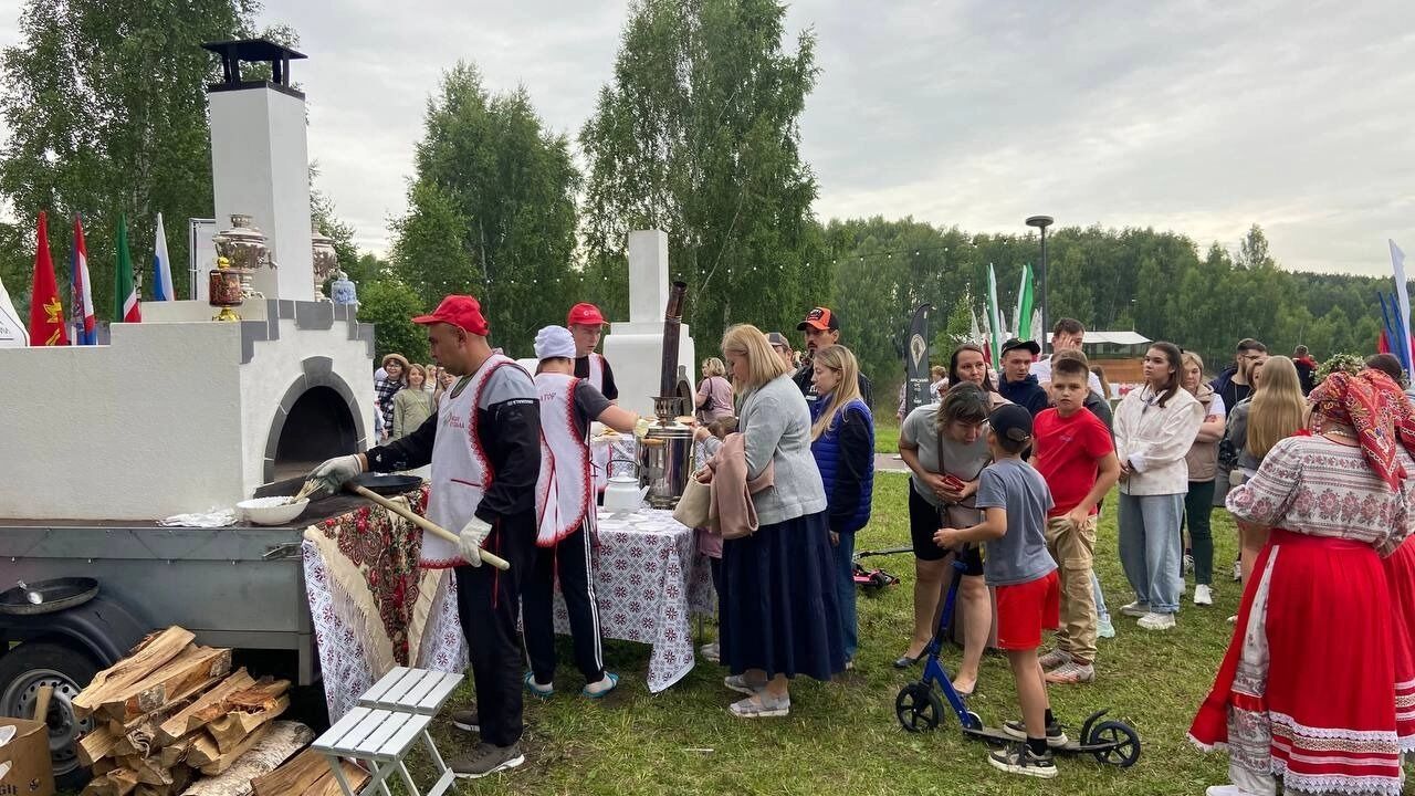 Самая большая очередь стояла за русскими блинами из печи.