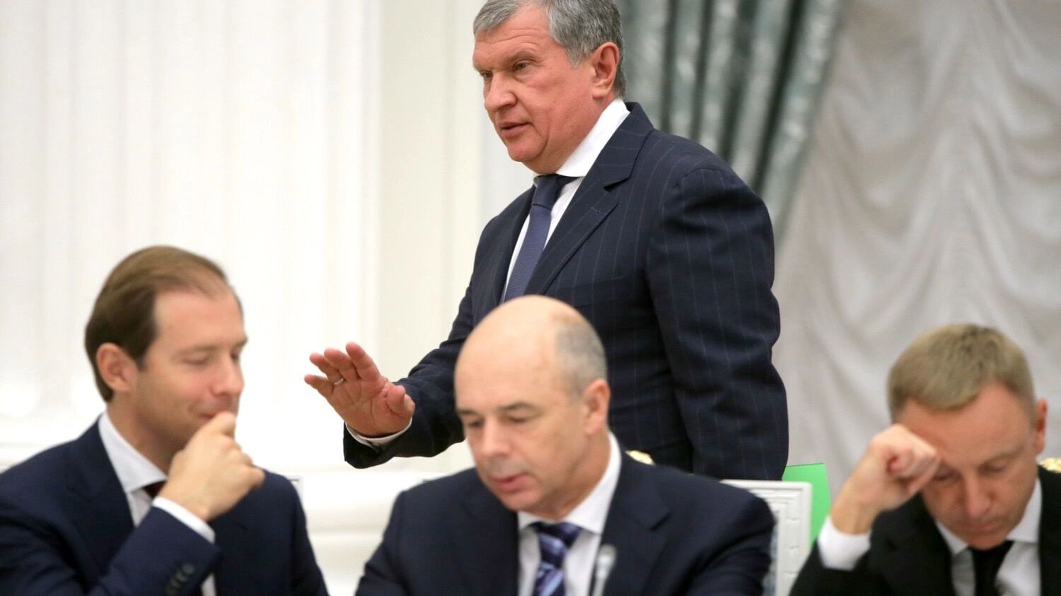 Россияне, сдавайте деньги в кассу: экспорт нефти и газа не может прокормить страну