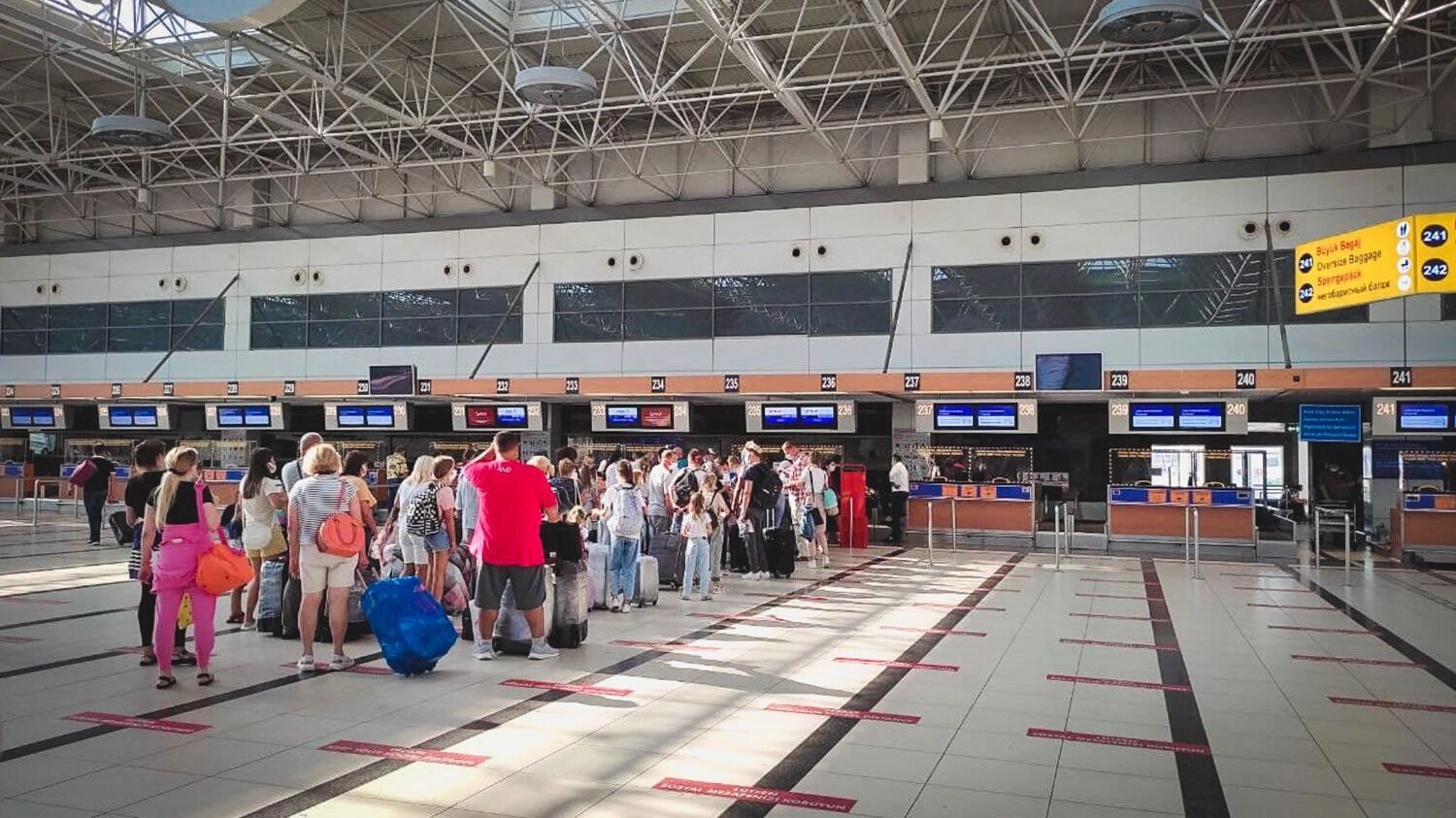 На фото: очередь в аэропорт