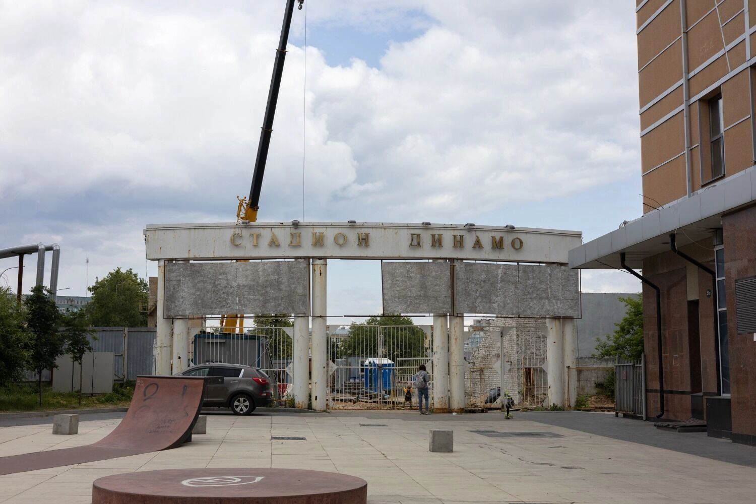 Сейчас на площадке работает стройтехника