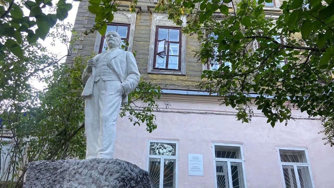 Памятник Ленину, стоящий у дома, реконструируют и перенесут в новый сквер, он расположится рядом, на месте пустыря.