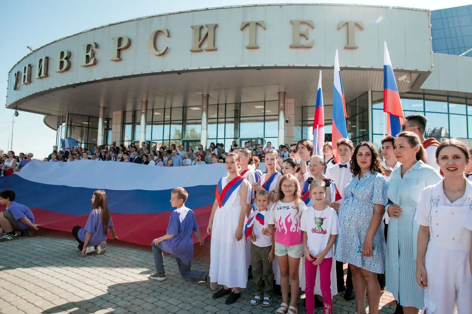 В День Государственного флага России в Сургуте прошёл праздничный флешмоб, на котором развернули гигантский российский триколор протяжённостью 10 метров.
