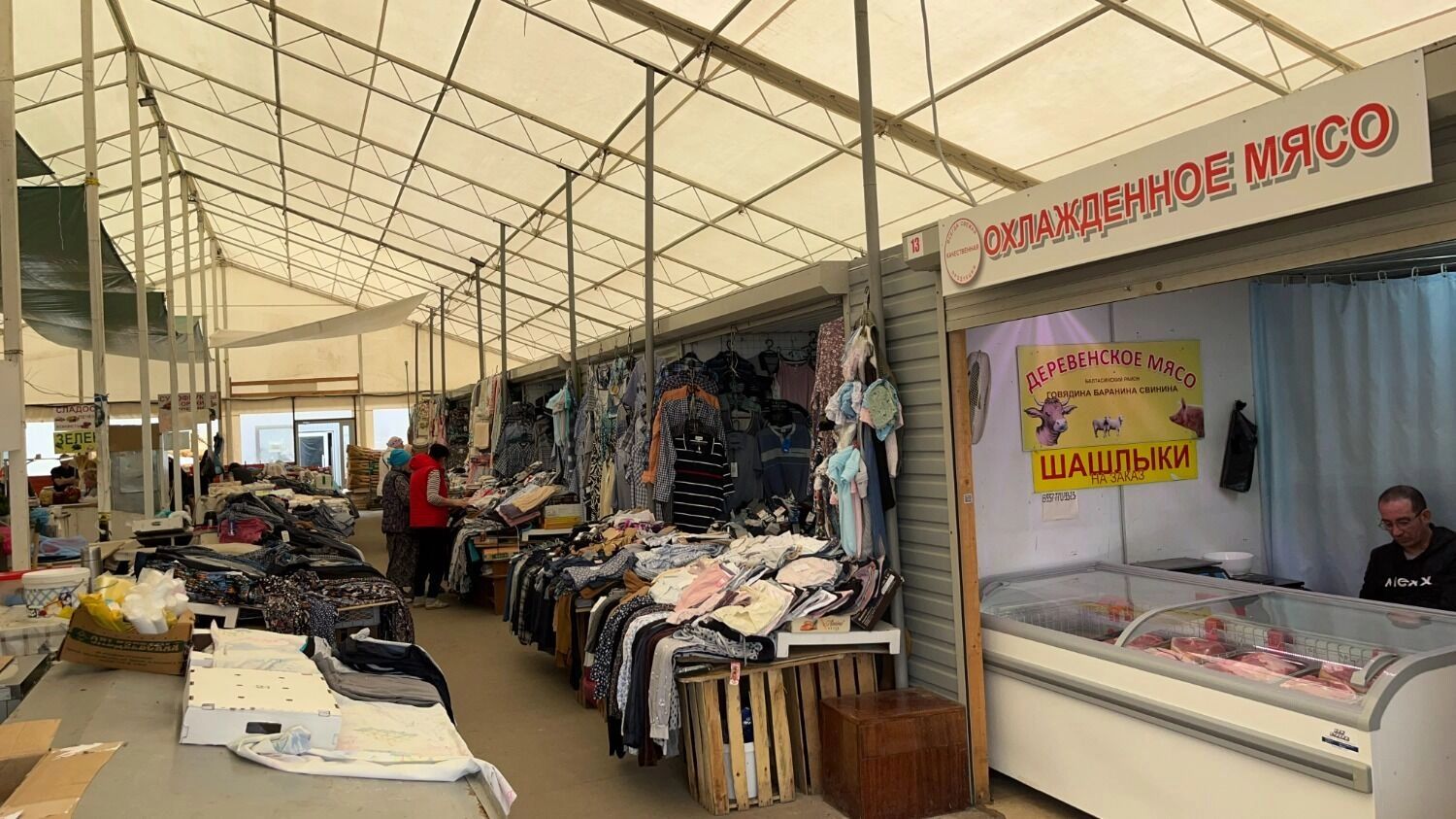 В крытом павильоне Приволжского рынка продают мясо, рыбу и текстиль