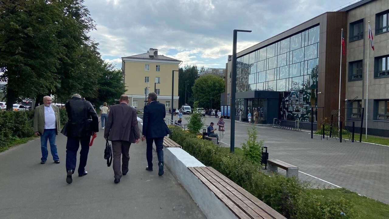 На подходе к ДК «Сайдаш» депутат Госдумы от Татарстана Айдар Фаррахов, встретил своих коллег.