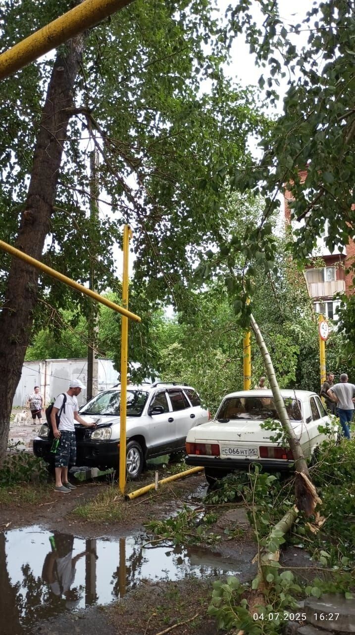 Газовую трубу оторвало ветром