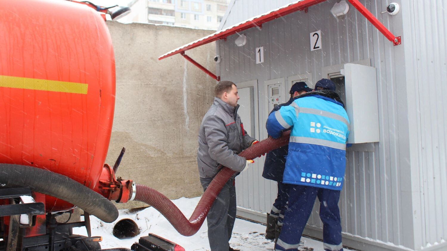 Ассенизатор сливает отходы в канализацию
