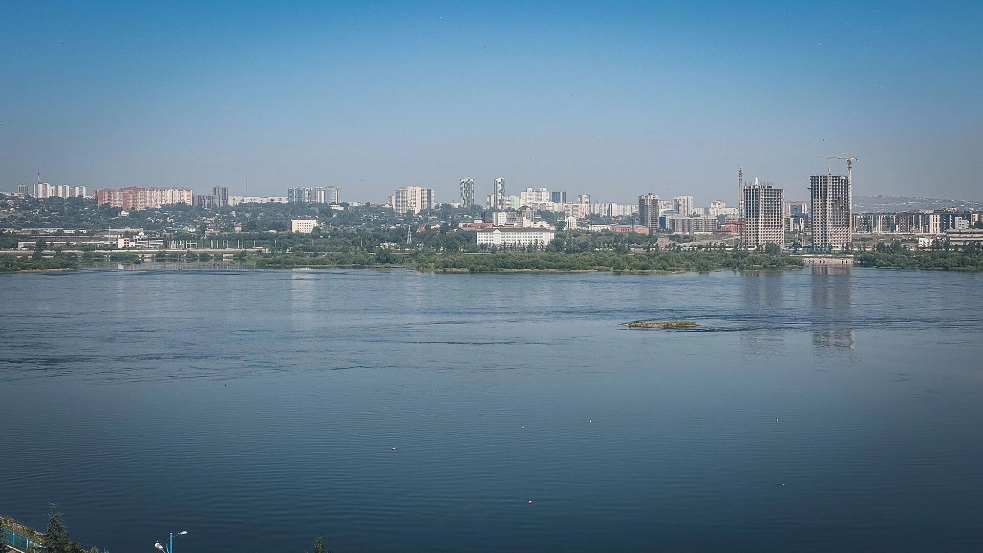 Ученые предложили взорвать летящий к Луне астероид ядерной бомбой. Опасно ли это?