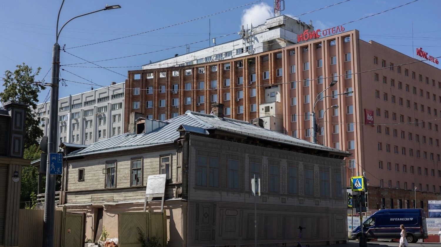 Дом №123 на улице Горького в Нижнем Новгороде закрыт фальшфасадом