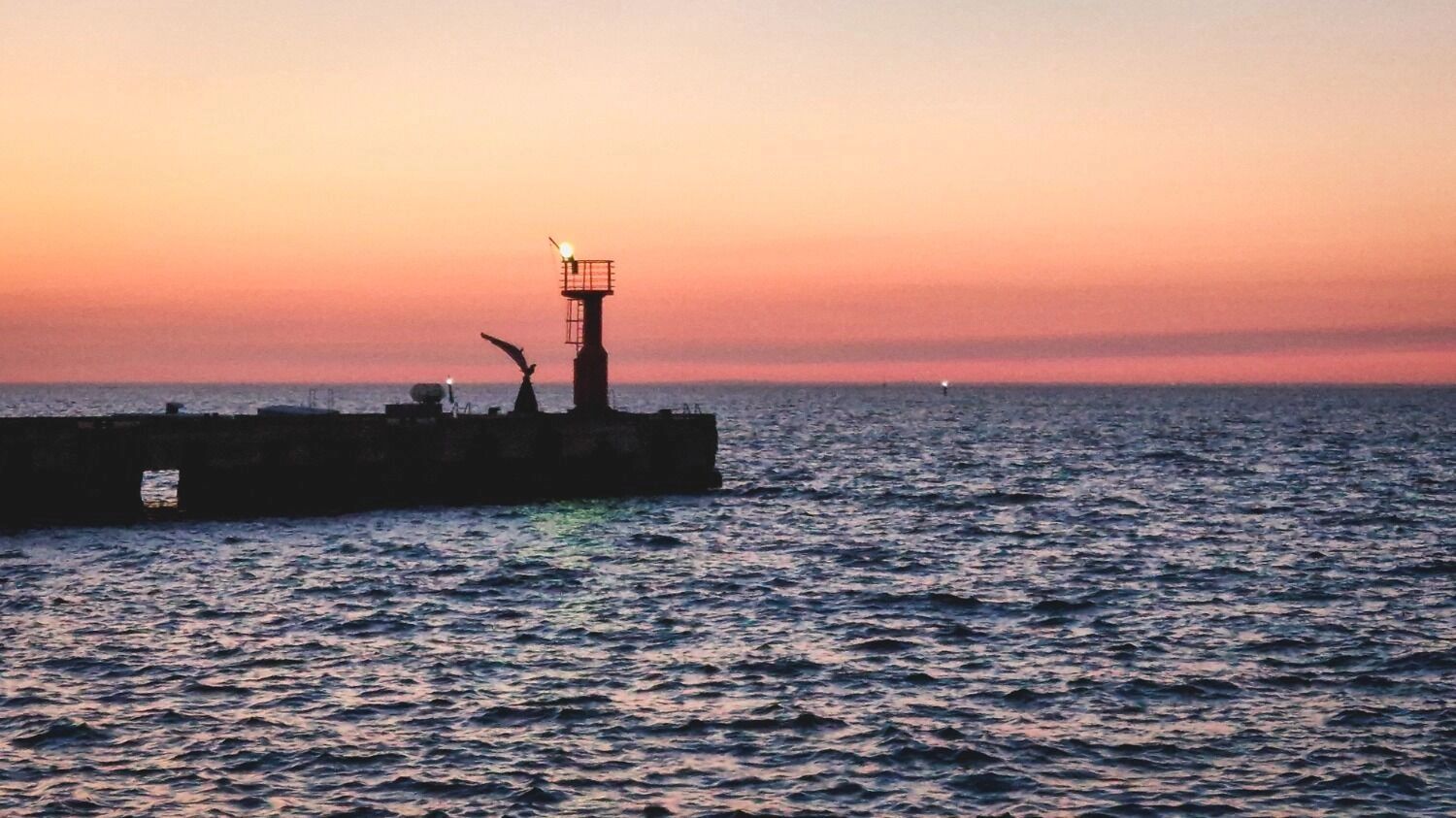 На фото: закат на море