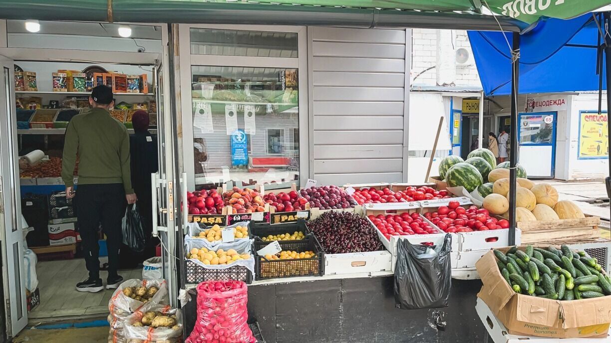 На фото: продукты на рынке