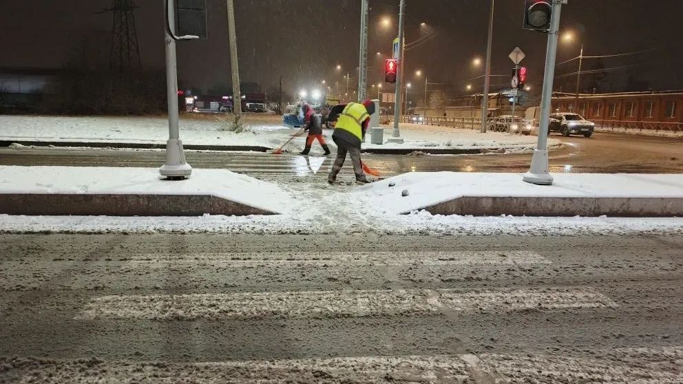 Петербург пообещали за ночь очистить от снежной каши