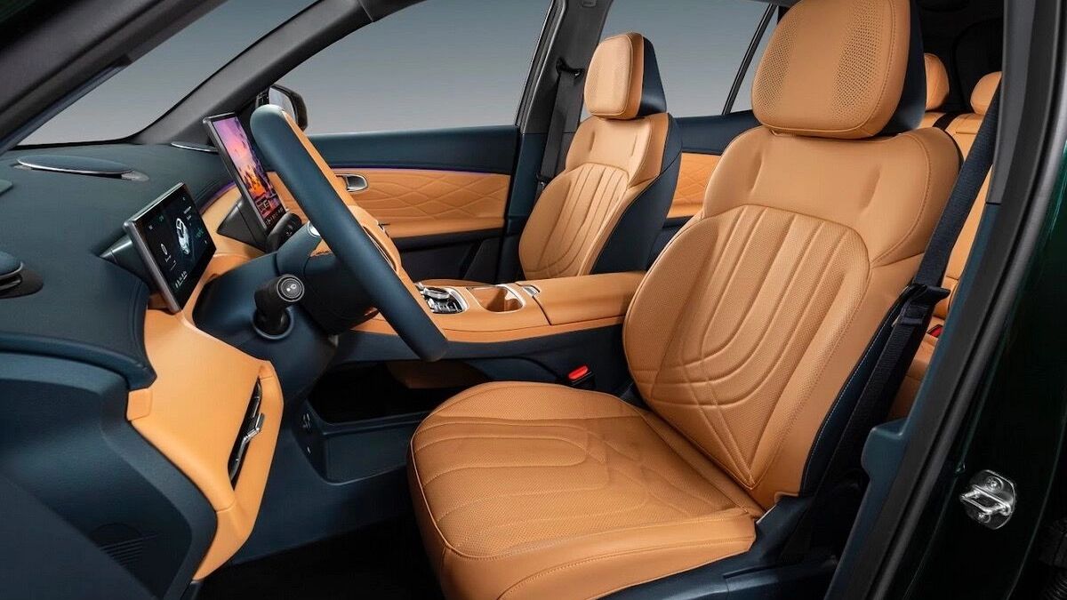 Первый гибрид от Geely: кому по нраву галактический звездолет для поездки в булочную?