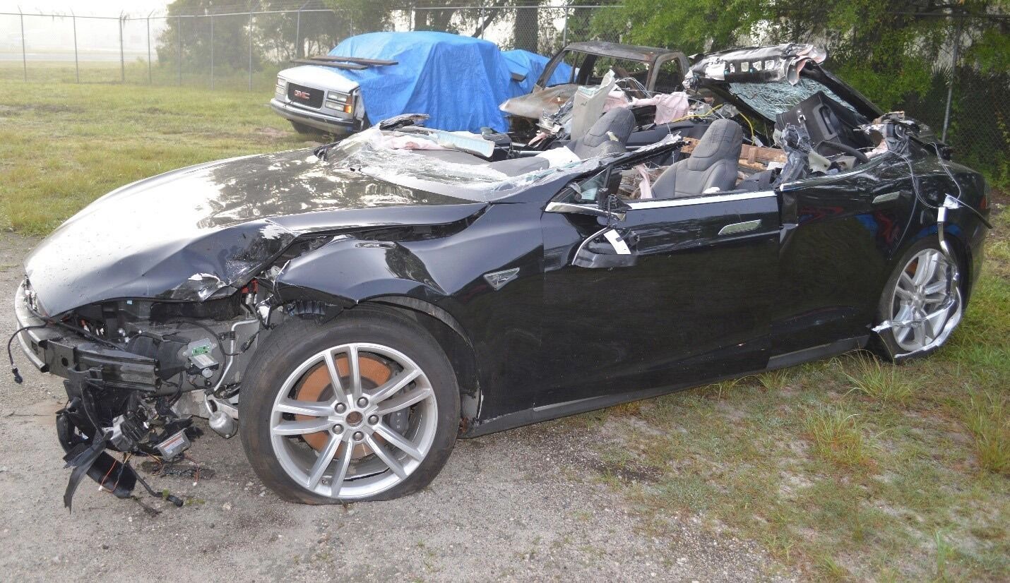 Разбитая Tesla Model S