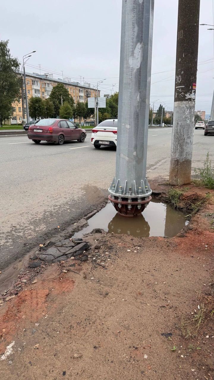 Ямы вокруг новых столбов по улице Кирова выглядят ужасающе